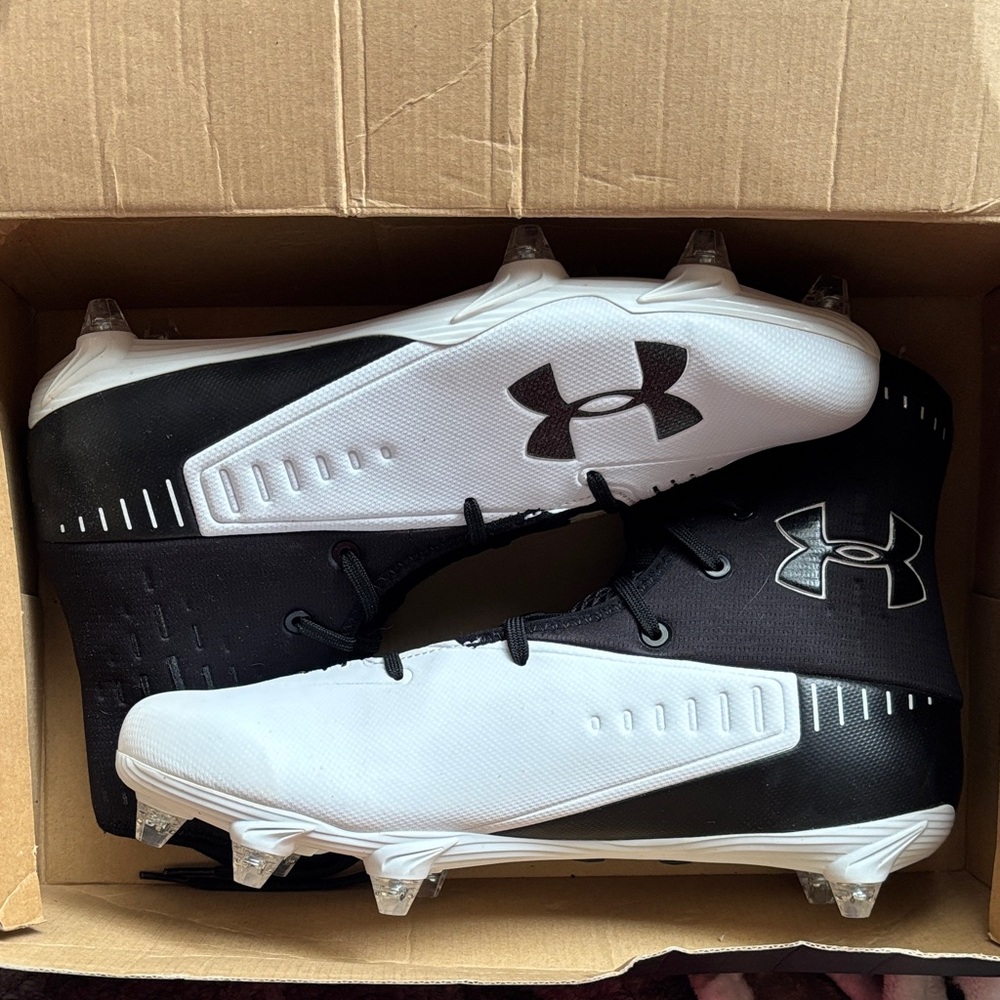 Under Armour Men's Black and White Athletic Cleats